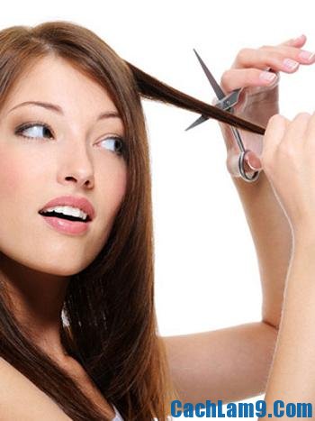 Cắt bỏ phần tóc chẻ ngọn được xem là cách phục hồi tóc hư tổn mùa hè