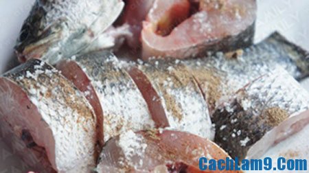 Sơ chế nguyên liệu nấu canh cá lóc măng chua